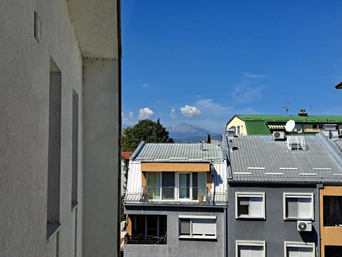 Bright Top Floor Apartment With Free Parking Skopje Exterior foto